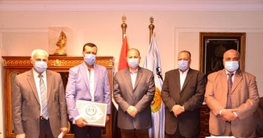 محافظ أسيوط يكرم وكيل التعليم السابق لتعيينه وكيلًا للأقصر