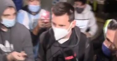 إيقاف ميسي فى مطار برشلونة فور وصوله من الأرجنتين بعد 15ساعة طيران.. فيديو