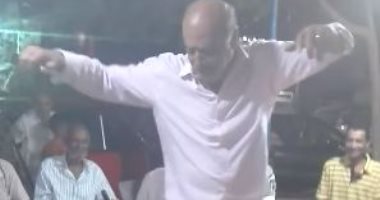 الراحل فايق عزب يرقص على السمسمية فى مقهى شعبى بالإسماعيلية.. فيديو