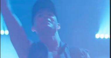 كريستيانو رونالدو يتحول إلى مطرب على خطى فرقة الروك AC/DC.. فيديو وصور