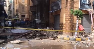 محاولات إنقاذ 4 مواطنين سقط عليهم عقار بحى الجمرك في الإسكندرية.. فيديو