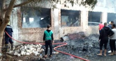 الحماية المدنية تسيطر على حريق هائل بمزرعة دواجن فى المنوفية.. صور