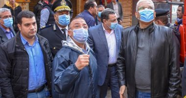 صور.. محافظ الإسكندرية يعاين العقار المنهار بالجمرك ويوجه برفع الأنقاض