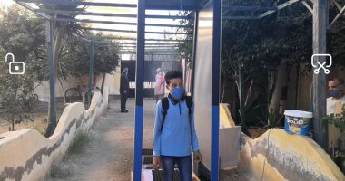 طلاب مدرسة إعدادية بكفر الشيخ يصنعون بوابة للتعقيم والتطهير.. صور