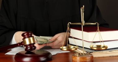 حكم يهم 160 ألف محام.. القضاء يلزم مواطن بسداد 8 آلاف جنيه كرسوم أتعاب لمحاميه.. الحكم صدر دون وجود اتفاق كتابى أو عقد بين الطرفين على الأجر.. والحيثيات استندت إلى عشرة بنود نص عليها حكم الدستورية العليا