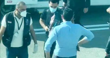 شاهد.. محمد صلاح فى مطار الغردقة قبل استقلال الطائرة للسفر إلى إنجلترا