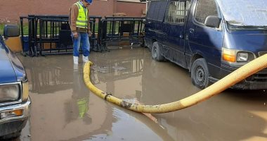 "مياه الشرقية" تدفع بالكاسحات لشفط تراكمات الأمطار بشوارع ديرب نجم.. صور