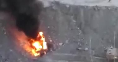 لحظة انقلاب شاحنة بوزن 200 طن واحتراقها داخل منجم حديد فى روسيا.. فيديو وصور