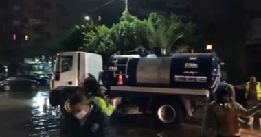 محافظ القاهرة يشرف على عمليات شفط مياه الأمطار من شوارع العاصمة .. صور وفيديو