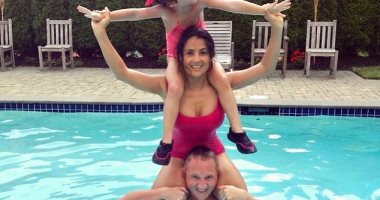 سلمى حايك تحتفل بـ"اليوم العالمى للرجال" بصورة ورسالة لزوجها: أنت قوتنا