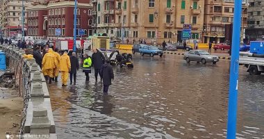 طقس الإسكندرية الآن.. الدفع بالمعدات المجهزة للتعامل مع الأمطار.. صور وفيديو