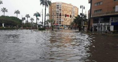 توقف حركة المرور بميدان فيكتور عمنويل بالإسكندرية بسبب الأمطار.. صور