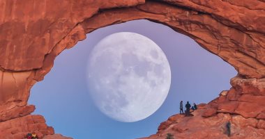 عين فى السماء.. صور للقمر خلف قوس صخرى بولاية يوتا الأمريكية.. اعرف حكايته