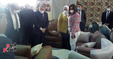 وزيرة التضامن تفتتح معرض الأثاث الدمياطى والأسر المنتجة بالمنيا.. صور