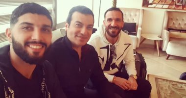 إيهاب توفيق يجمع على معلول وفرجانى ساسى قبل نهائى أفريقيا.. صورة