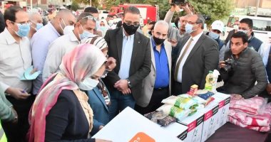 محافظ الفيوم يتفقد قافلة المواد الغذائية المقدمة من "صندوق تحيا مصر" 