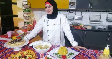 "نهلة" شيف بدرجة دكتوراه.. حصلت على الدرجة العلمية فى الآثار الإسلامية وعشقت الطبخ فحققت نجاحات كبيرة.. وتؤكد: ممارسة هوايتى لم تمنعنى من ممارسة عملى.. كثيرا من الأكلات التى ابتكرتها انتشرت فى أماكن كثيرة.. صور