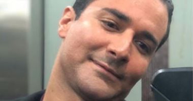 اختلاف فى شكل أحمد حاتم بعد حلاقة ذقنه.. وأصدقاؤه يسخرون "مين ده"