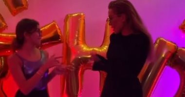 مايا دياب ترقص وتغنى مع ابنتها "k" فى عيد ميلادها الـ40.. فيديو وصور