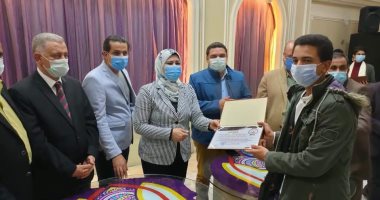 صور.. وكيل تعليم بنى سويف تكرم أوائل الشهادات بإدارة سمسطا