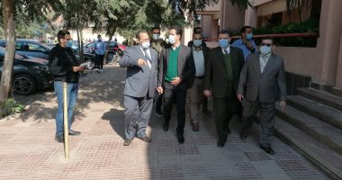 نائب رئيس جامعة بنها يتابع إلتزام الكليات بالإجراءت الإحترازية لفيروس كورنا