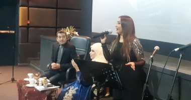 المطربة نهلة خليل تهدى الراحل محمود مرسى أغاني فى صالون مديحة حمدى الثقافى