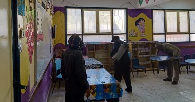 تعقيم اللجان الانتخابية قبل انطلاق جولة الإعادة بأسوان.. صور