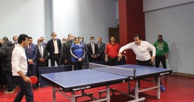 وزير التعليم العالي يشهد انطلاق دوري الوزارات ويشارك في مباراة استعراضية.. صور