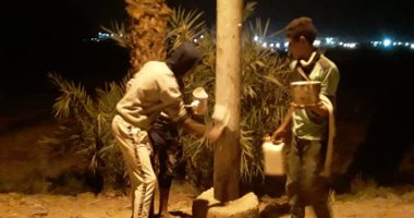 "بلون علم مصر".. مبادرة شبابية بقرية الخطارة لتلوين الأعمدة وإنارتها بقنا‎