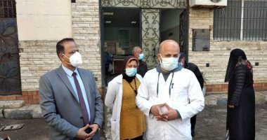 صور.. وكيل صحة الإسكندرية يتأكد من كسح المياه لمستشفيات أغرقتها الأمطار