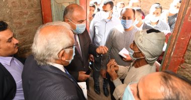 محافظ قنا يرافق مواطن إلى منزله لبحث شكواه.. صور