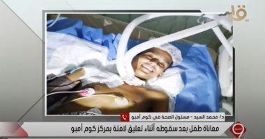 خال الطفل المصاب أثناء تعليق لافتة بأسوان: حالته الصحية تسوء..ومسئول الصحة يرد