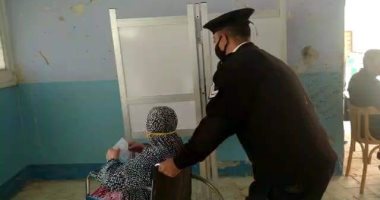 أمن الوادي الجديد يساعد ذوي الإعاقة في الوصول إلى اللجان الانتخابية.. صور