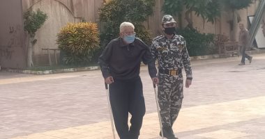 الشرطة تساعد كبار السن على دخول اللجان الانتخابية بالإسكندرية.. صور