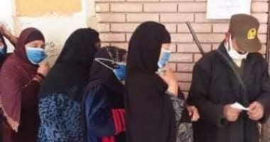 النساء وكبار السن يتصدرون المشهد الانتخابى بجولة الإعادة فى المنيا.. صور