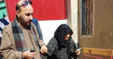 الحاجة "ريا" فوق الـ80 وتحث الجميع على المشاركة فى الانتخابات بأسيوط.. صور