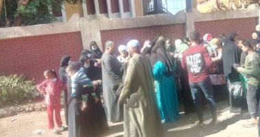 الصعايدة يتوافدون على لجان الإعادة بانتخابات مجلس النواب.. إقبال كثيف على اللجان فى أسوان والأقصر وقنا.. سيدات القرى وكبار السن يتصدرون المشهد بقنا.. والوحدة المحلية بنقاده توزع "ورود ومعطرات" داخل اللجان.. صور
