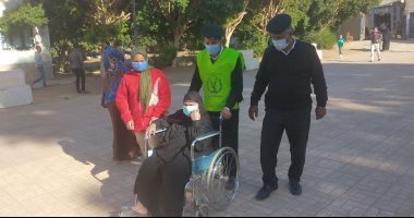 مسنة 80 عاما تشارك فى جولة الإعادة بانتخابات النواب على كرسى متحرك بقنا .. صور