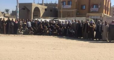 أهالى قرية حجازة يتجمعون للتصويت بإعادة النواب فى قنا‎.. صور