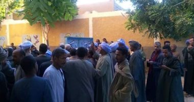 إقبال الناخبين على لجان أسوان قبل انتهاء اليوم الأول من انتخابات البرلمان.. صور