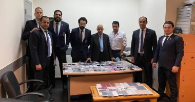 الجمارك تضبط راكبين يهربان هواتف محمولة بمساعدة فني يعمل بمطار القاهرة