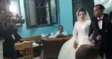 عروسان يدليان بصوتيهما داخل لجنة بقنا قبل انتهاء اليوم الأول للتصويت.. فيديو