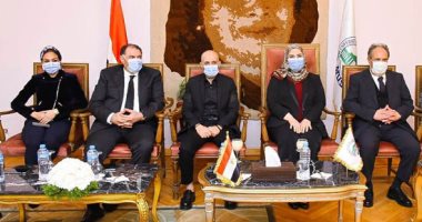 وزيرة التضامن الاجتماعي تشارك طلاب كلية التربية الخاصة بجامعة مصر للعلوم والتكنولوجيا فرحتهم بالتخرج