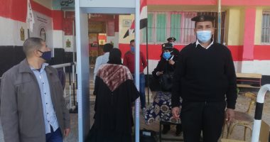 تركيب بوابات إلكترونية لتأمين انتخابات إعادة النواب بالوادى الجديد.. صور 