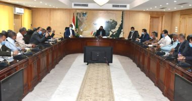  محافظ الفيوم يناقش مع رؤساء المدن والقرى سبل الارتقاء بمنظومة النظافة