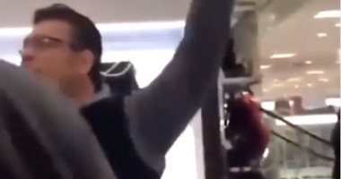 أمريكى يحاول طرد شباب عرب من متجر بشيكاغو في واقعة عنصرية جديدة.. فيديو وصور