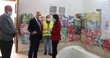 الجيزة تتسلم 22 سيارة محملة بالمواد الغذائية وأجهزة الغسيل الكلوى ضمن "حياة كريمة"