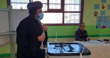 أسقف عام كنائس الوادى الجديد يدلى بصوته فى انتخابات الإعادة بالنواب