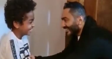  تامر حسنى يزور أحد معجبيه فى منزله.. والطفل مذهول من شدة الفرحة.. فيديو وصور