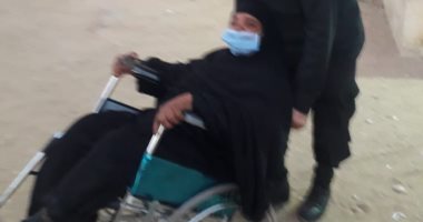 سيدة مسنة مبتور أحد أطرافها تصر على التوجه للتصويت بالانتخابات فى الأقصر
